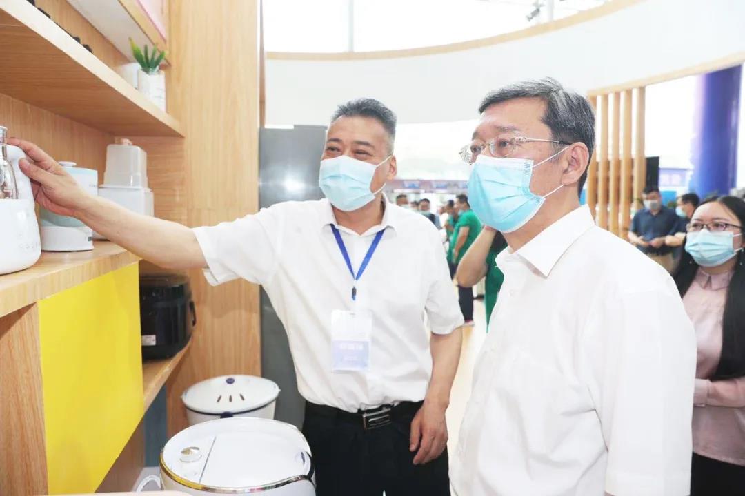 孫斌副市長關(guān)心小鴨發(fā)展，專程蒞臨小鴨展廳指導(dǎo)工作！